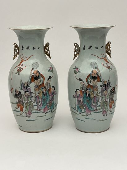 Paire de vases en porcelaine polychrome à...