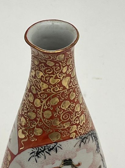 Vase en porcelaine à décor de personnages...