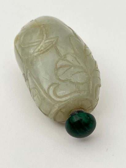 Flacon tabatière en jade néphrite céladon...