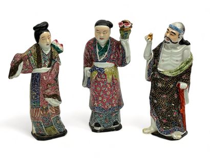 Trois sujets en porcelaine et émaux polychromes...