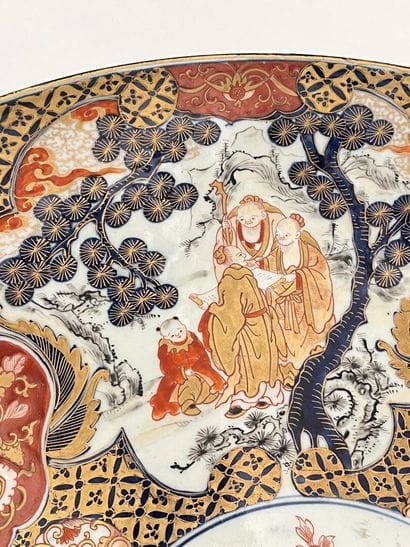 Important plat en porcelaine polychrome Imari,...