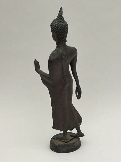 Bouddha debout en bronze.
Thaïlande, XXe
H...
