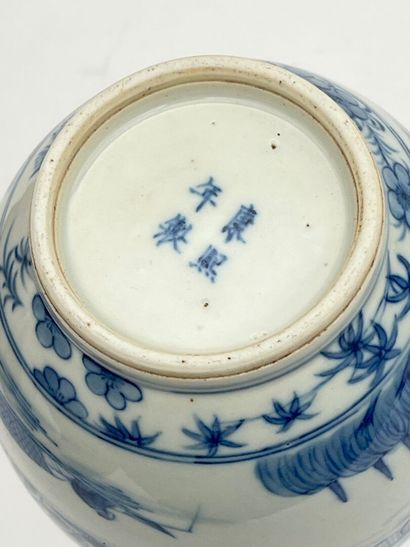 Vase bouteille en porcelaine bleu blanc à...