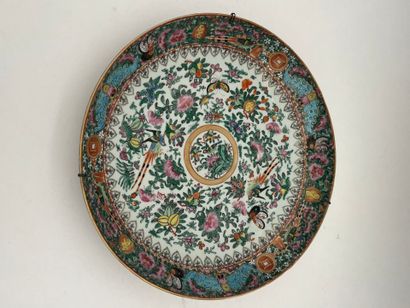 Deux plats en porcelaine et émaux polychromes...