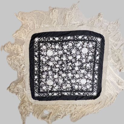 Broderie sur soie noire à décor floral polychrome.
Bordure...