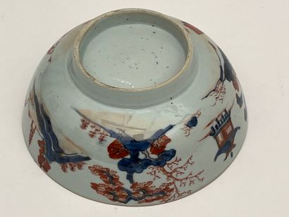 Coupe sur talon en porcelaine Imari polychrome...