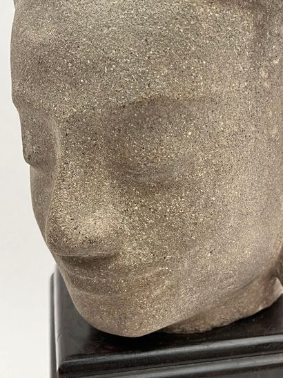Tête de Bouddha
Sculpture en pierre.
Cambodge,...