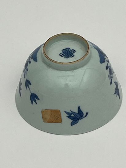 Paire de coupes couvertes en porcelaine blanc...