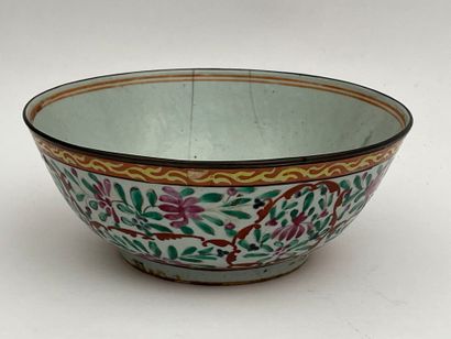 Coupe sur talon en porcelaine polychrome...