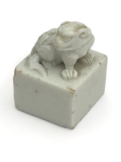 Sceau formant cachet en porcelaine blanche...