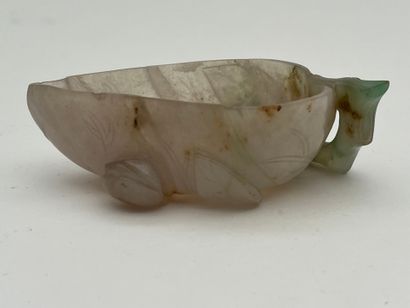 Godet de peintre en jadéite à décor de feuille.
Chine,...