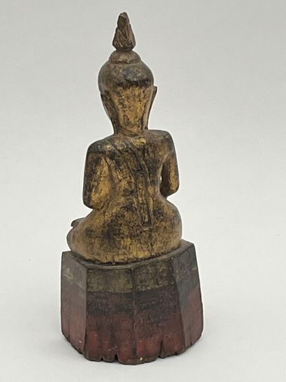 Bouddha en bois doré, prenant la terre à...