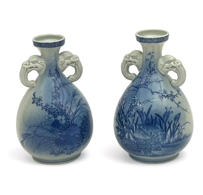 Paire de vases en porcelaine à décor de paysages...