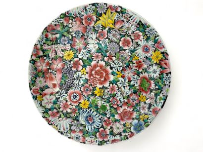 Plat rond en porcelaine polychrome à décor...