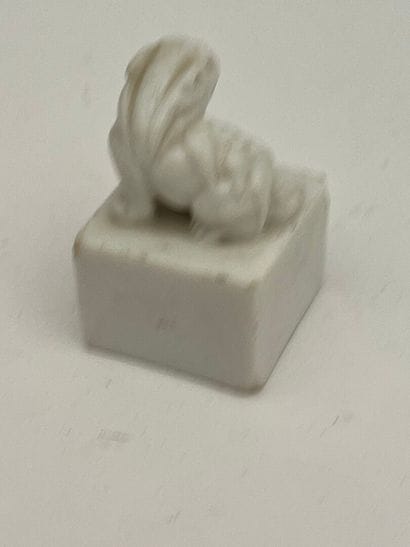 Sceau formant cachet en porcelaine blanche...