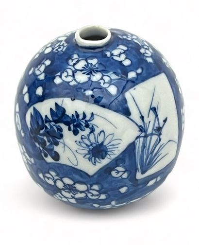 Vase soliflore de forme boule à décor blanc-bleu...