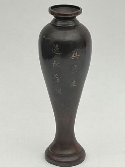 Vase balustre en bronze niellé à décor de...