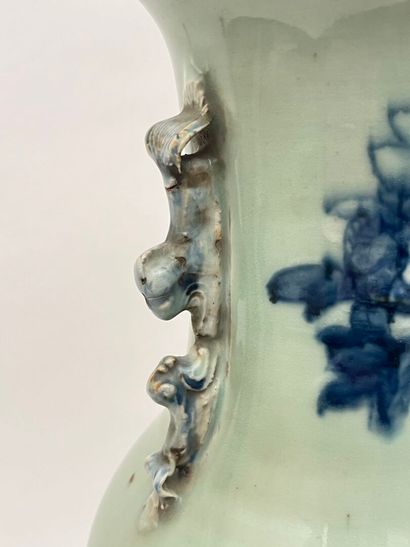 Important vase en porcelaine de forme balustre,...