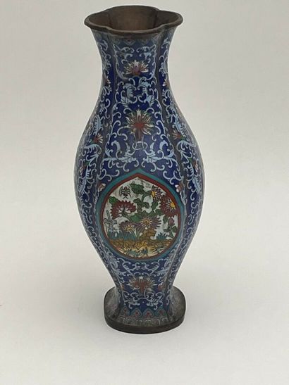 Vase polylobé en métal cloisonné, décor stylisé...