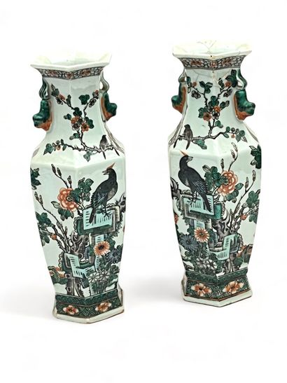 Paire de vases à panses hexagonales en porcelaine...