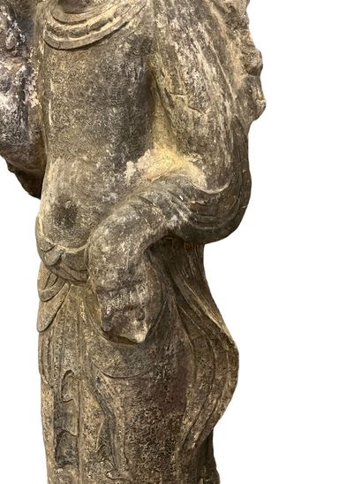 Stèle bouddhique en calcaire gris sculptée.
Chine,...