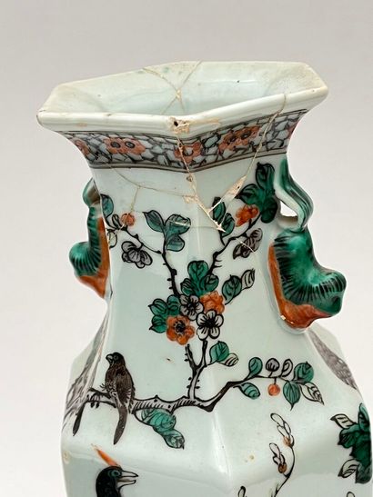 Paire de vases à panses hexagonales en porcelaine...