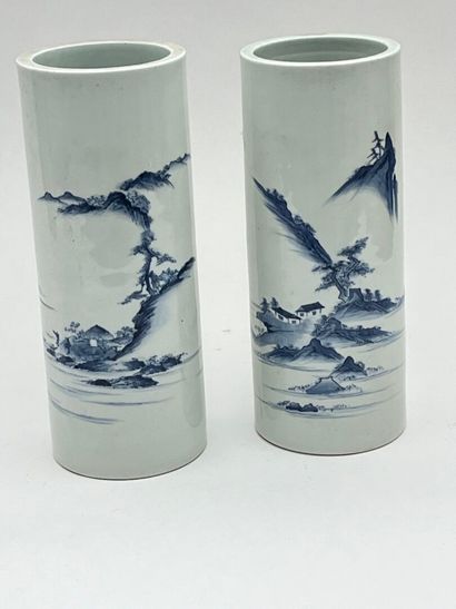 Paire de vases cylindriques en porcelaine...
