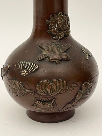 Paire de vases soliflore en bronze à décor...