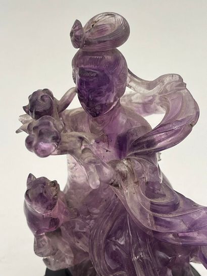 Statuette en améthyste représentant une jeune...