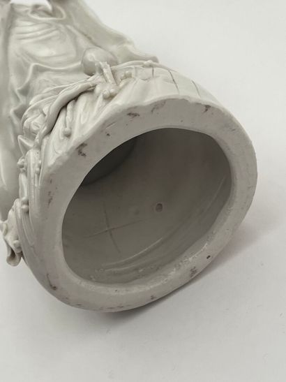 Sujet en porcelaine blanc de Chine représentant...