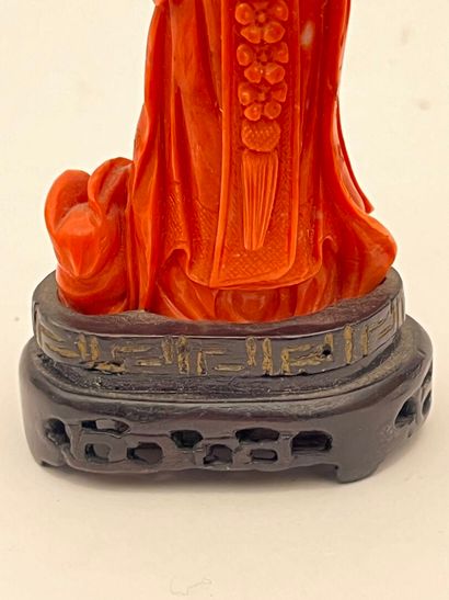 Statuette en corail rouge-orangé représentant...