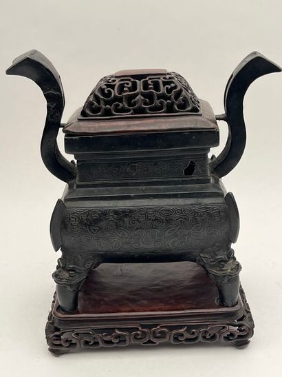 Fang ding en bronze reposant sur quatre pieds...