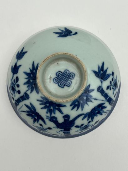 Paire de coupes couvertes en porcelaine blanc...