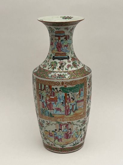 Vase balustre en porcelaine de Canton à décor...