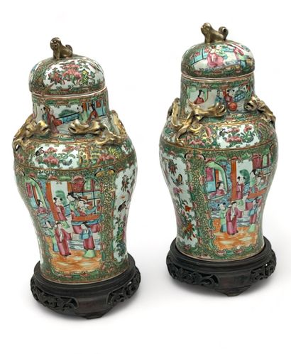 Paire de vases couverts en porcelaine polychrome...