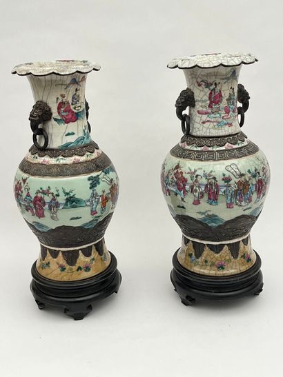 Paire de vases de forme balustre de porcelaine...