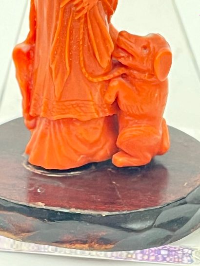 Statuette en corail rouge-orangé représentant...