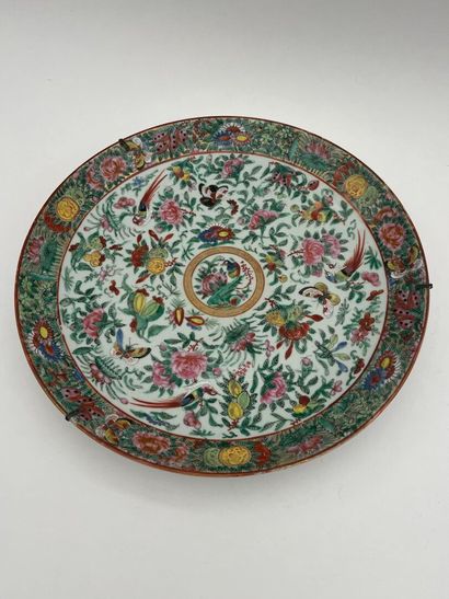 Deux plats en porcelaine et émaux polychromes...