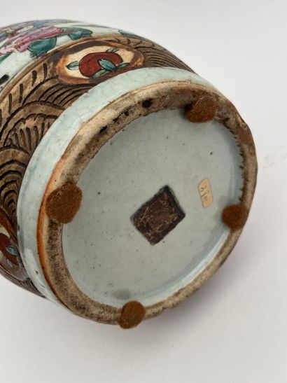 Vase en porcelaine polychrome de Nankin à...