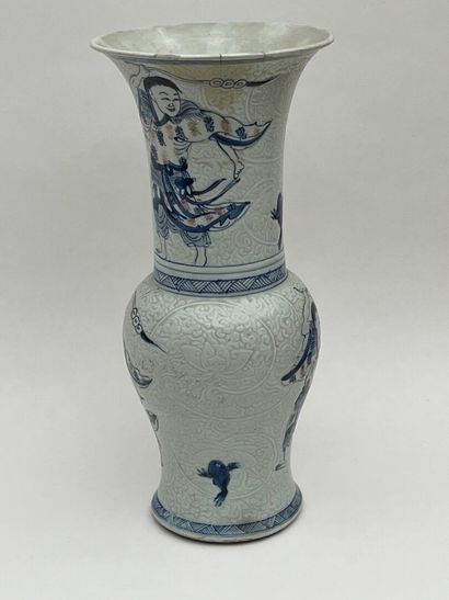 Vase cornet en porcelaine à décor de Liu...
