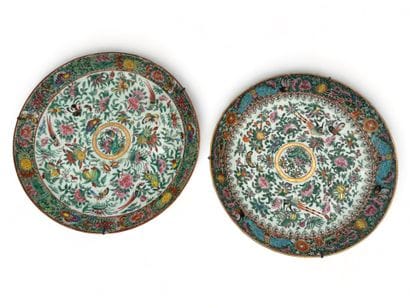 Deux plats en porcelaine et émaux polychromes...