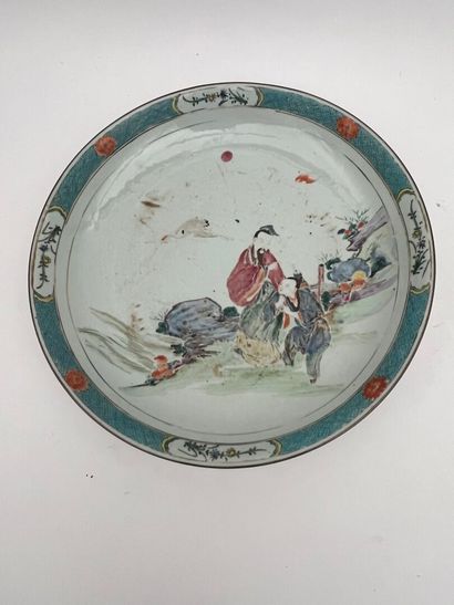 Plat rond en porcelaine polychrome à décor...