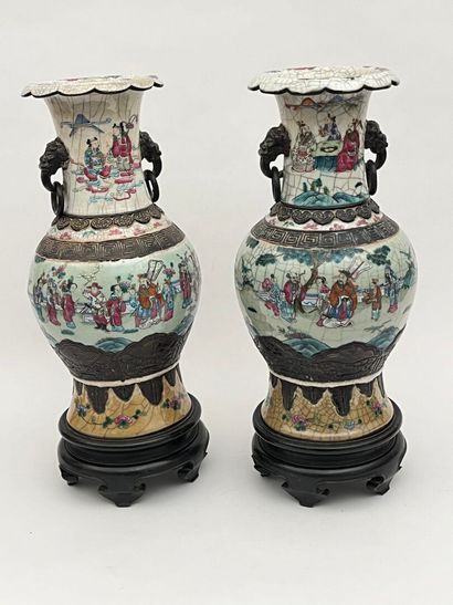 Paire de vases de forme balustre de porcelaine...