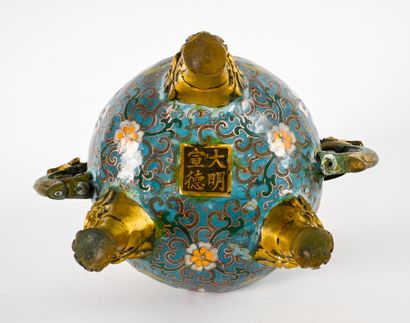 Brûle-parfum en bronze et émaux cloisonnés.
Chine,...