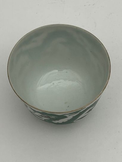 Petite coupe en porcelaine à décor de dragon...