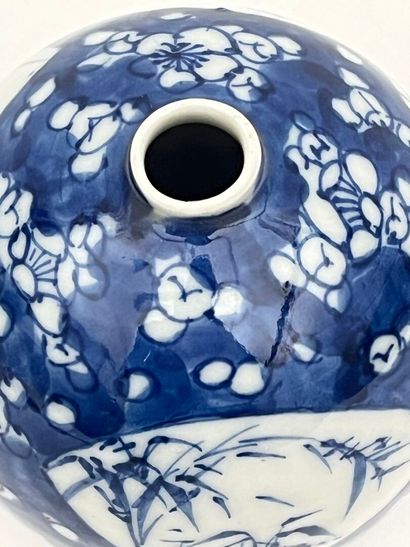 Vase soliflore de forme boule à décor blanc-bleu...