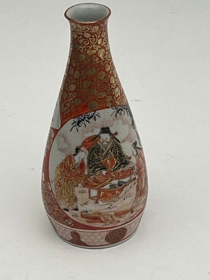 Vase en porcelaine à décor de personnages...