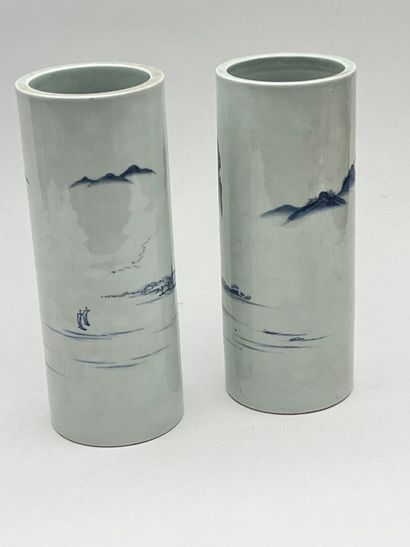 Paire de vases cylindriques en porcelaine...