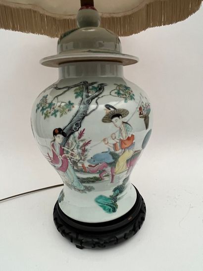 Vase balustre couvert en porcelaine et émaux...