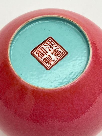 Petit godet de peintre en porcelaine émaillée...